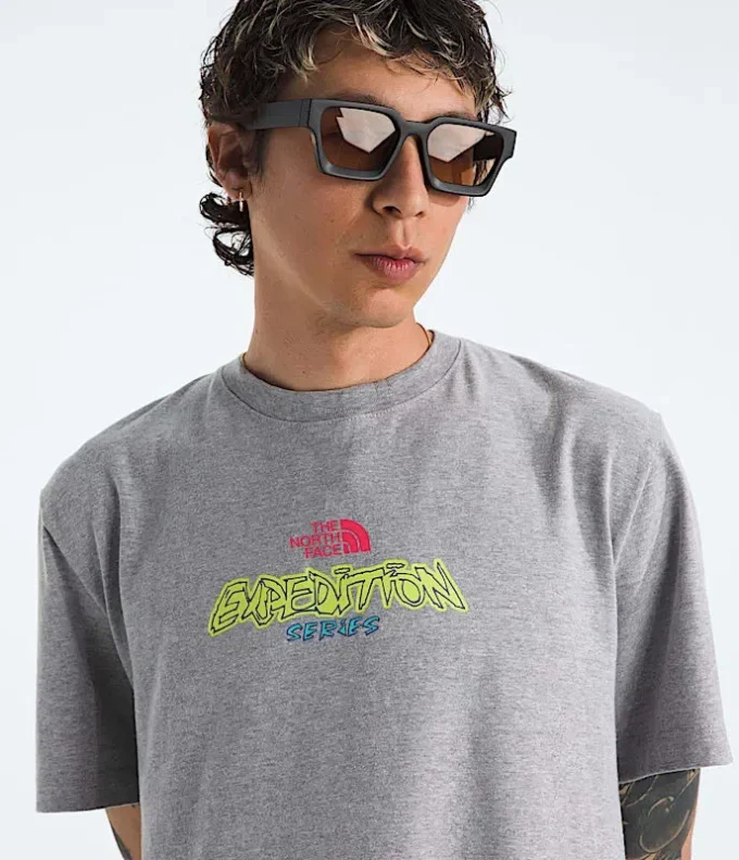 Męska koszulka z krótkim rękawem TNF™ Essential Expedition Series — grafika